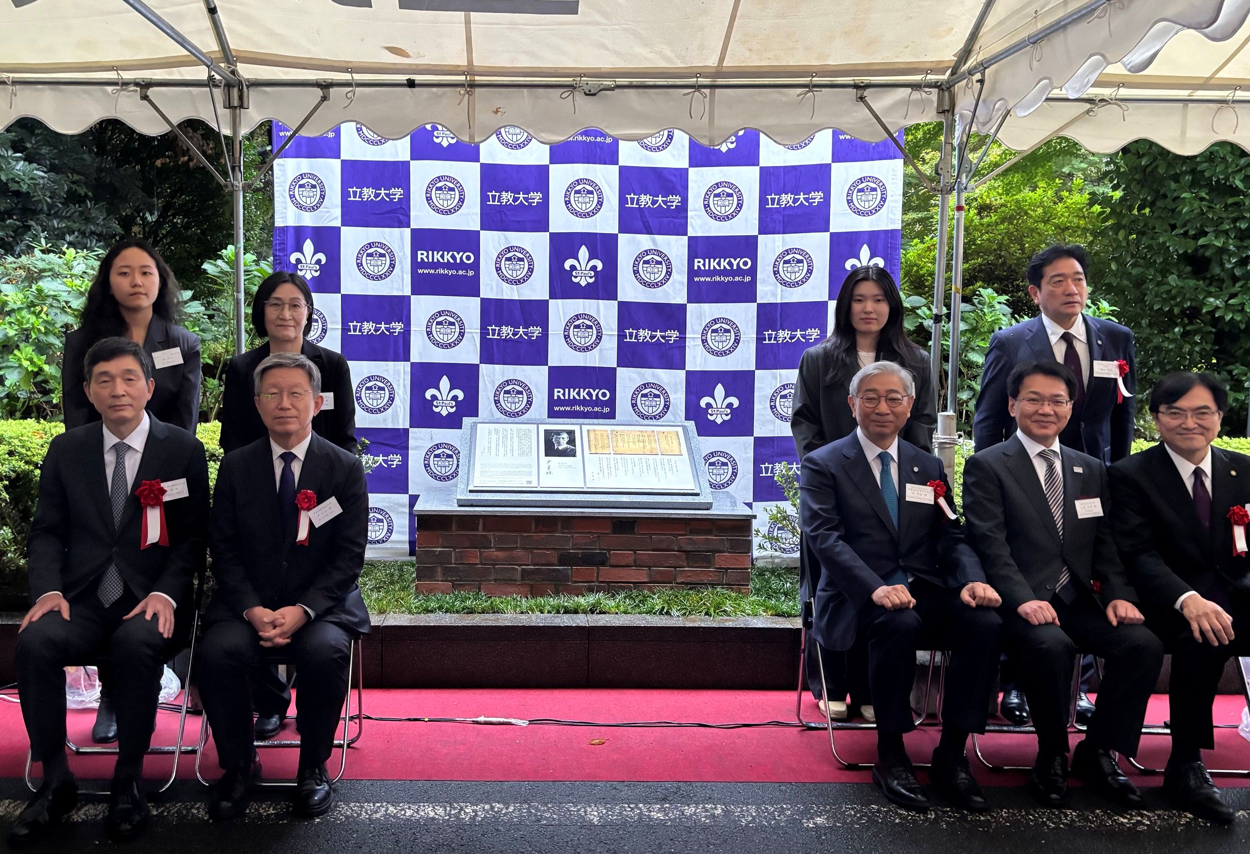 立教大で詩人・尹東柱の記念碑除幕式